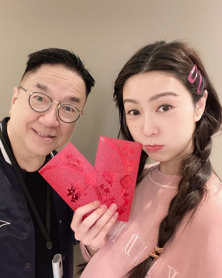 薛琪琪爸爸向她派利是！